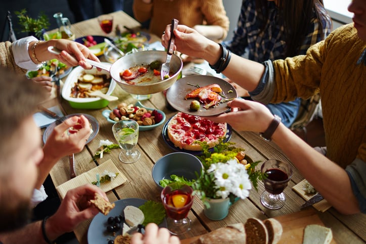 Des amis partagent un bon repas