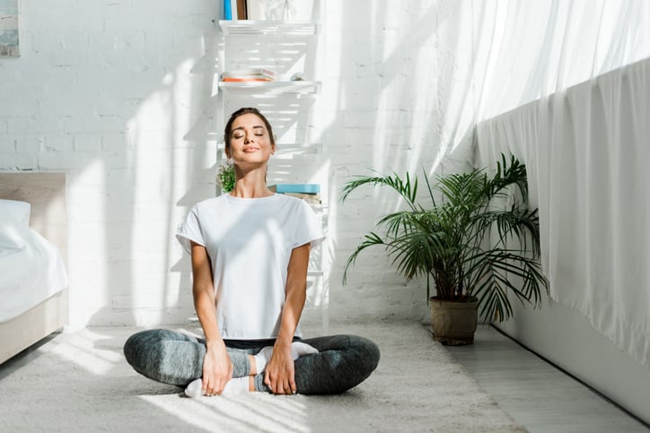 Une femme fait du yoga