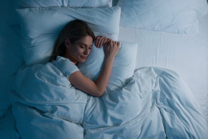 Une femme dort dans un lit