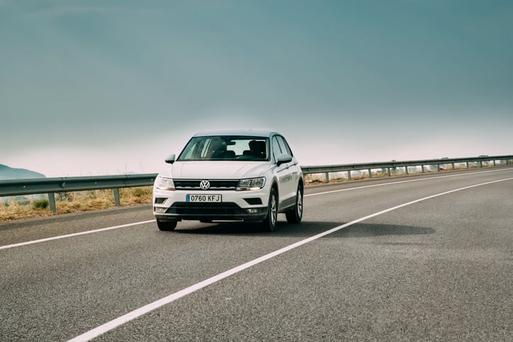 Une voiture sur la route