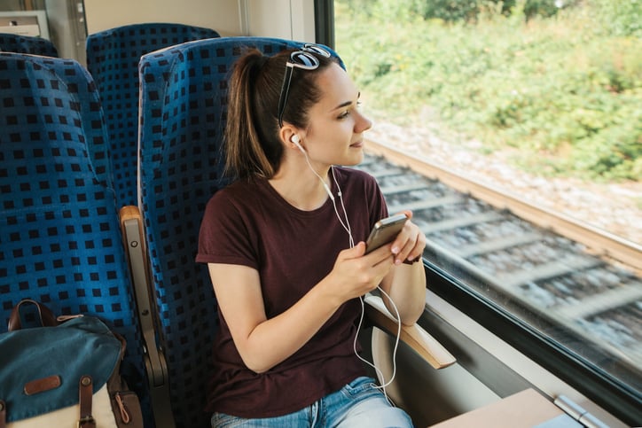 Une femme assise dans un train