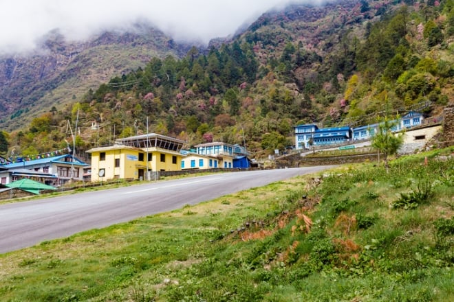 La piste d'atterrissage en pente de l'aéroport Tenzing-Hillary