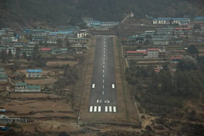 vue aérienne de la piste d'atterrissage de l'aéroport Tenzing-Hillary