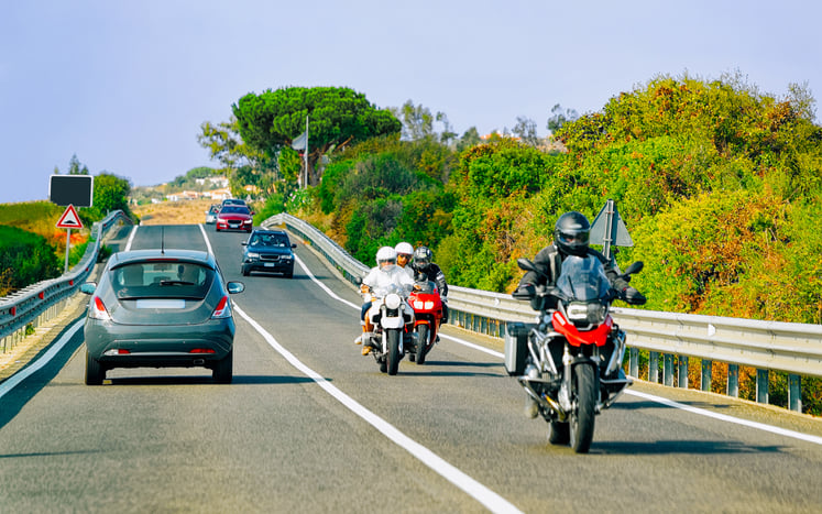 Des motards sur la route