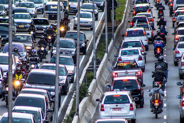 Des motards circulent entre les voitures