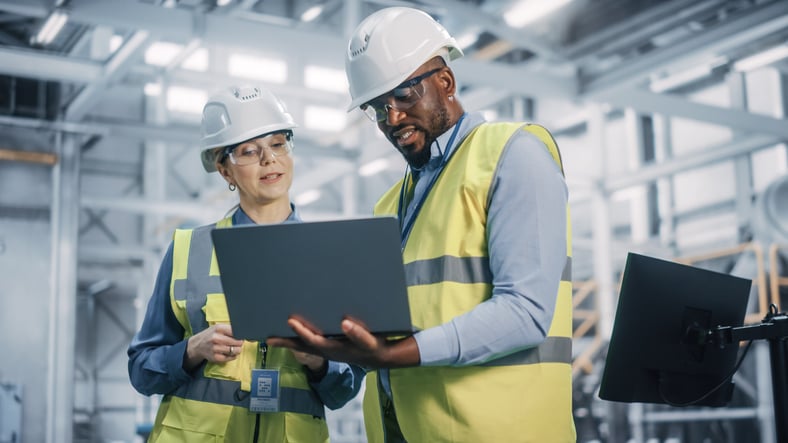 Deux techniciens dans une usine