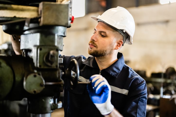 Un technicien vérifie une machine