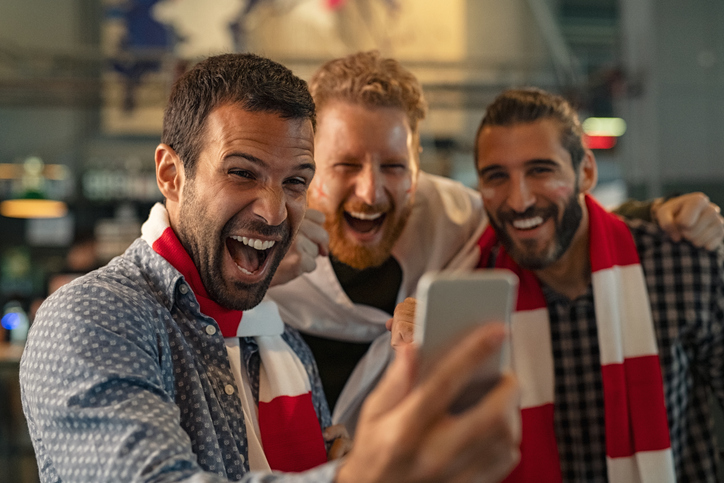 Des supporters devant un téléphone