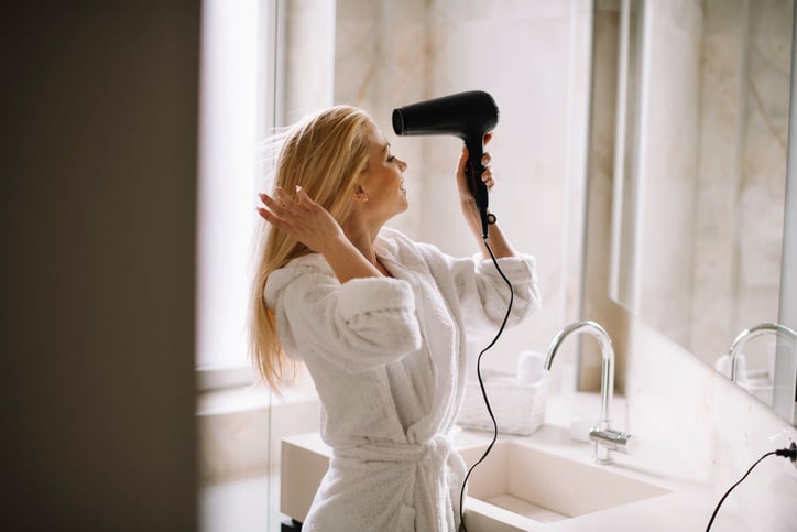 Une femme se sèche les cheveux