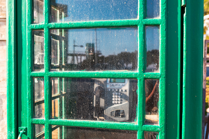 Une cabine téléphonique