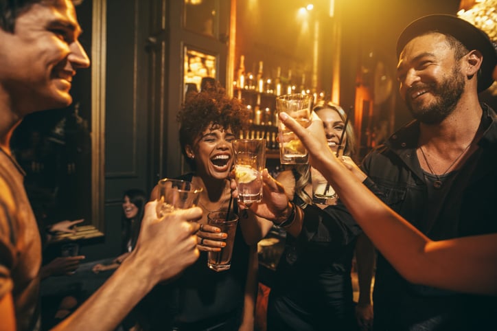 Des amis dans un bar