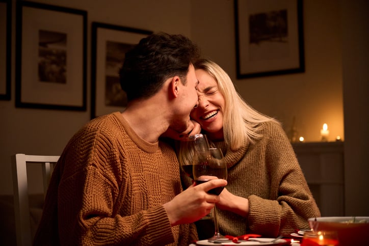 Un couple en train de rire