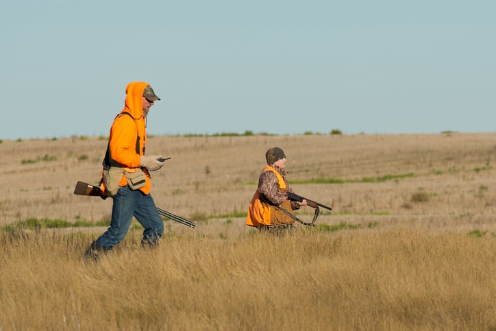 Un homme et un enfant avec des fusils de chasse