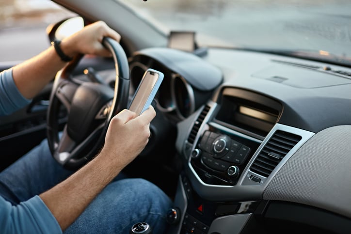 Un automobiliste utilise son téléphone au volant