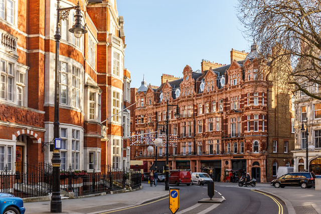 Bâtiment classique de brique rouge à Mayfair, Londres