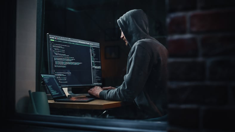 Un hacker en train de commettre un piratage informatique