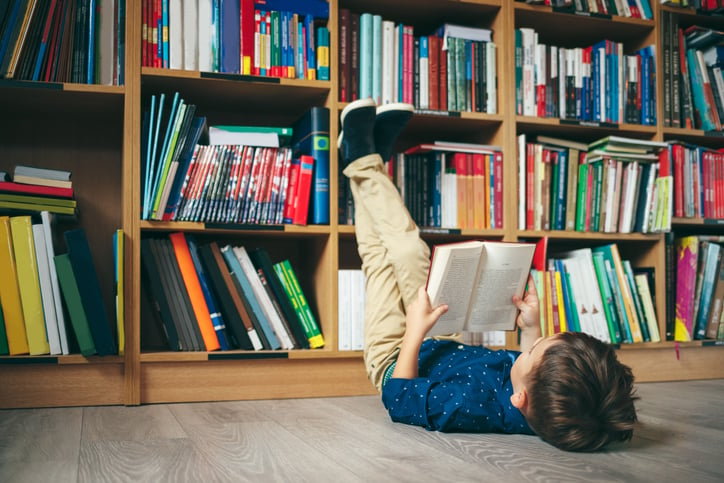 Un garçon lit un livre