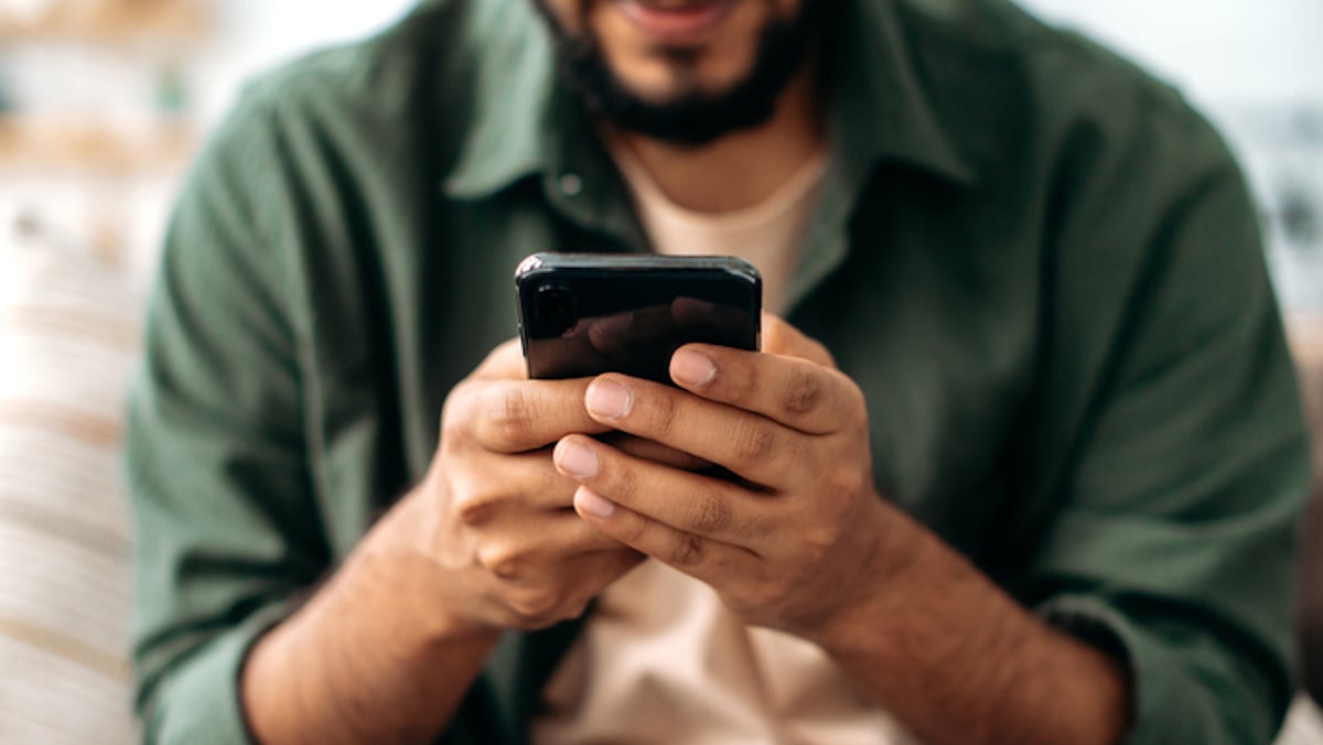 Un homme tient son téléphone