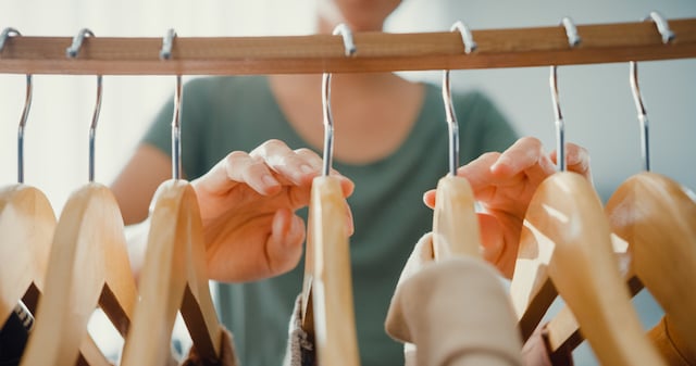 Une femme en train de sélectionner des vêtements 