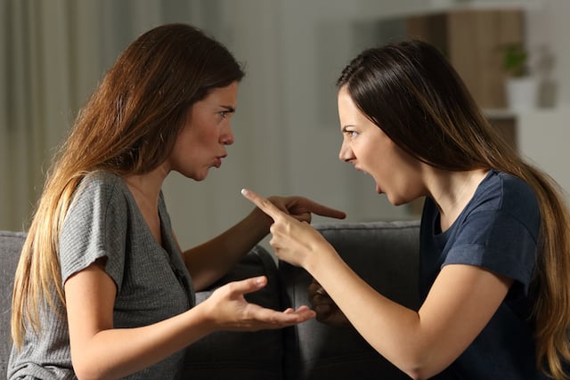 Deux femmes en pleine dispute