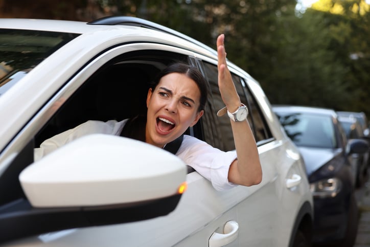 Une femme crie au volant