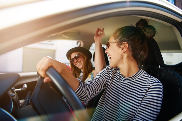 Deux femmes heureuses dans une voiture