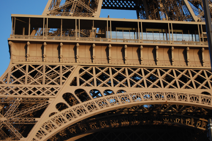 Les noms gravés sur la Tour Eiffel