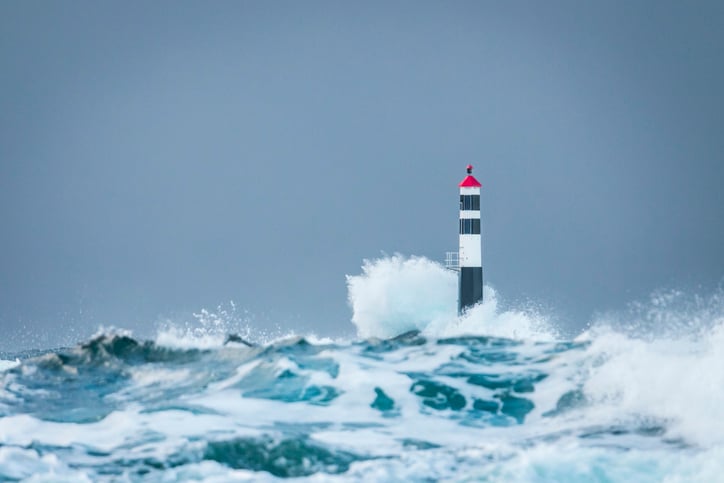 La mer agitée près d'un phare