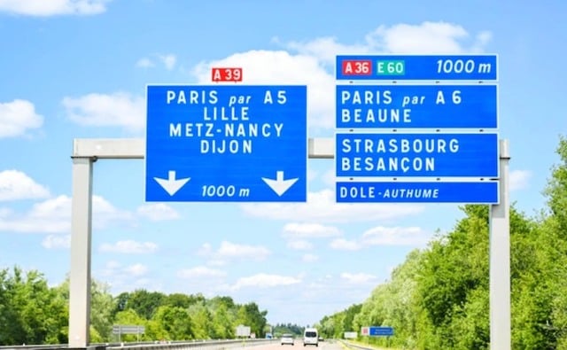 Panneaux indiquant les autoroutes A39 et A36