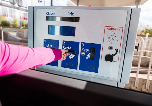 Une conductrice au péage 