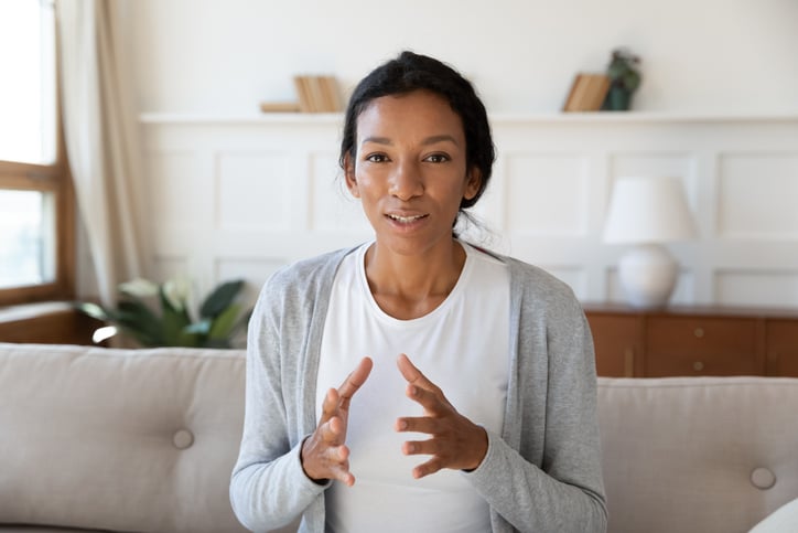 Une femme parle