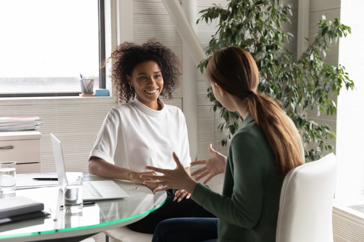 Deux femmes discutent 