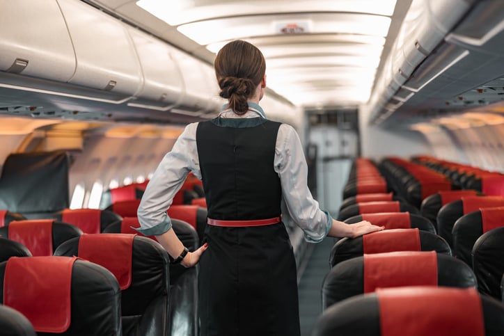 Une hôtesse de l'air dans un avion