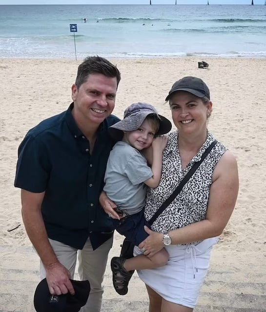 Natalie Coulson, son époux Fred et leur fils Alex en Australie