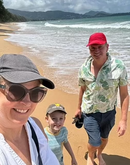 Natalie Coulson, son époux Fred et leur fils Alex en Thaïlande