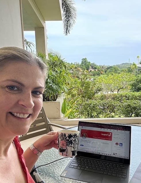 Natalie qui travaille depuis sa terrasse de chez elle en Thaïlande