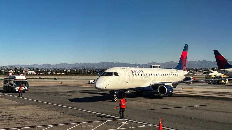 Avion stationné à l'aéroport LAX de Los Angeles