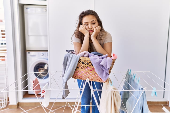 Une femme désespère à l'idée d'étendre son linge