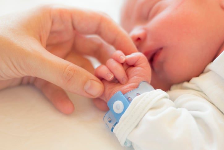 Un petit garçon avec un bracelet de maternité