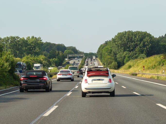 Des voitures sur une autoroute