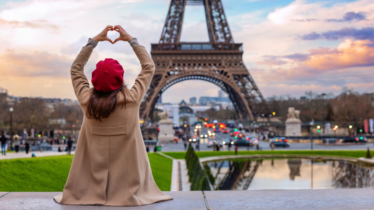 Une touriste devant la Tour Eiffel à Paris