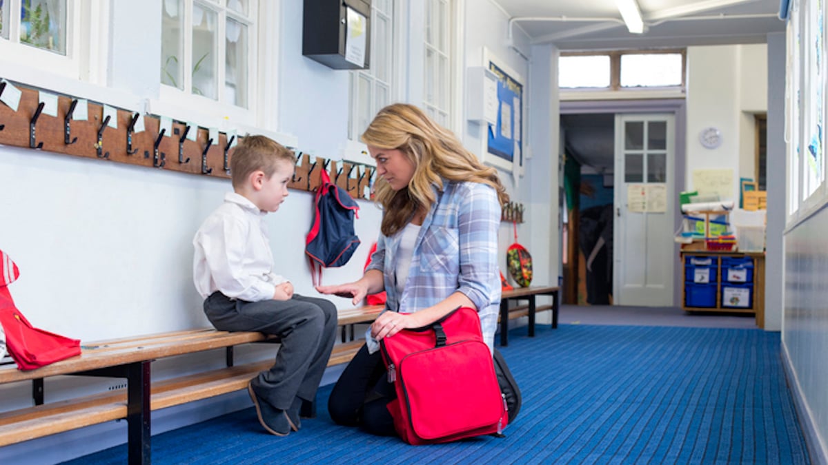 Un enfant avec sa professeure