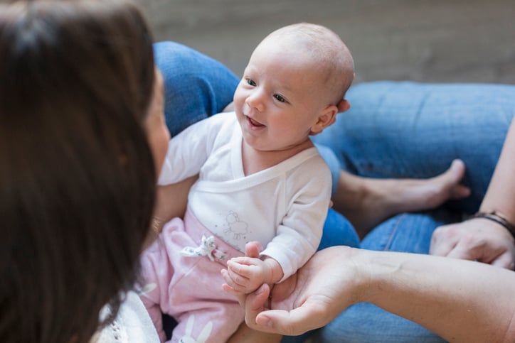 Un bébé avec sa mère