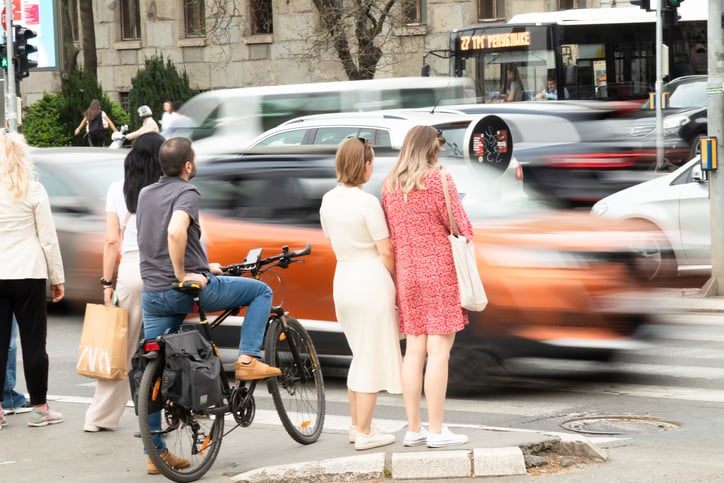 Des piétons attendent pour traverser