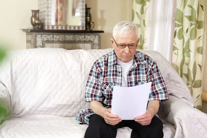 Un vieil homme apprend une terrible nouvelle en lisant une lettre