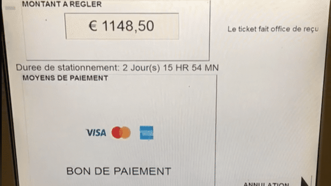 Borne de paiement de parking indiquant la somme faramineuse de 1 148 euros