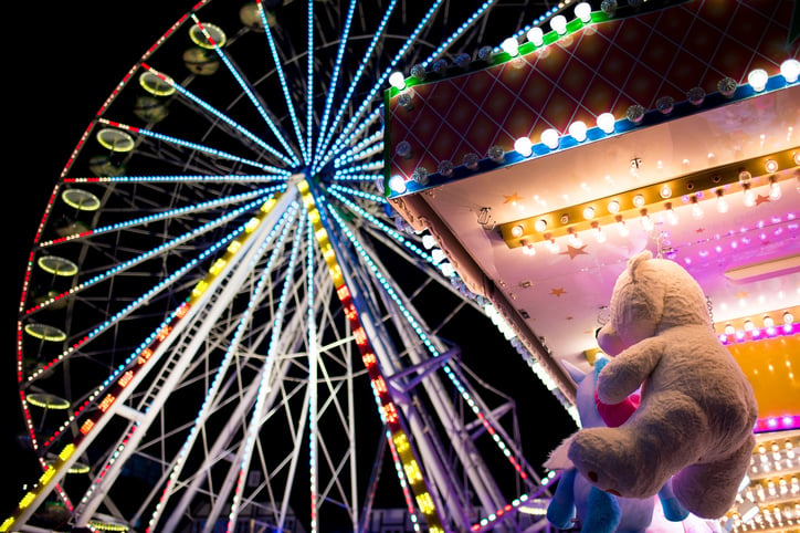 Scène traditionnelle d'une fête foraine