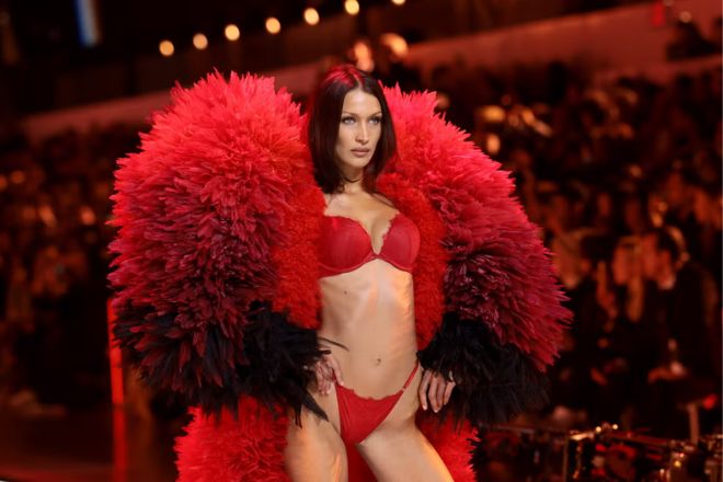 Bella Hadid lors du défilé Victoria's Secret de New York