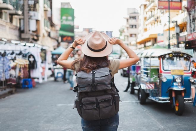 Une femme en voyage en sac à dos 