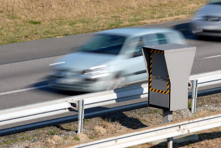 Voiture passant devant un radar